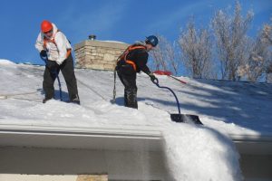 очистка снега с крыш