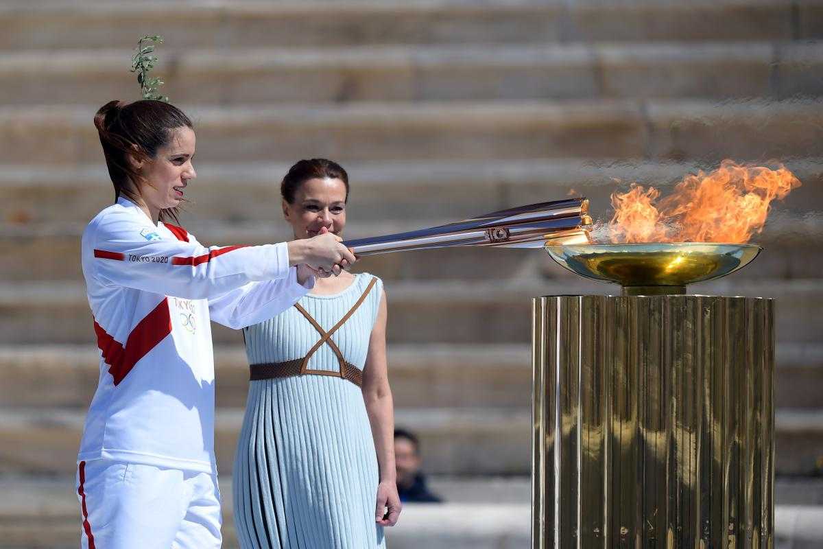 Жестокие олимпийские игры. Олимпийский огонь Афины. Церемония передачи олимпийского огня Токио-2020. Факел олимпийского огня Афины 2004. Эстафета олимпийского огня Греция.